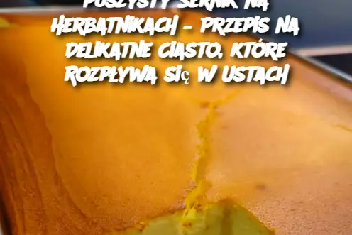 Puszysty Sernik na Herbatnikach – Przepis na Delikatne Ciasto, które Rozpływa się w Ustach