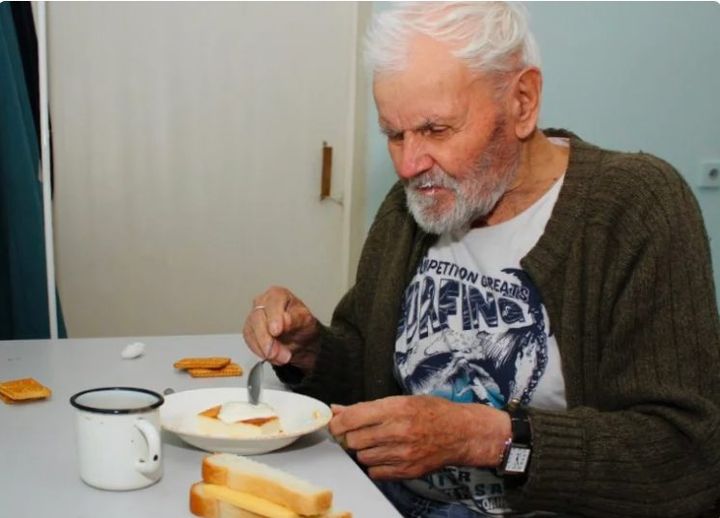 Niewdzięczny syn oddał ojca do domu spokojnej starości. Po jego śmierci chciał przejąć spadek, ale dziadek mu na to nie pozwolił.