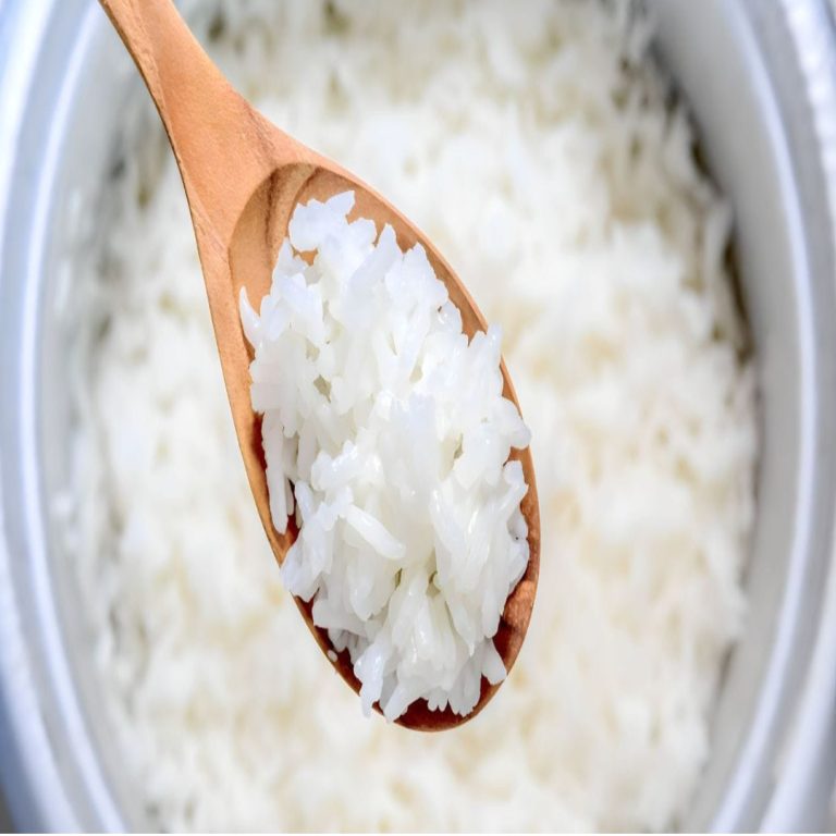 TRIK AZJATYCKICH SZEFÓW KUCHNI, BY ZAPOBIEC PRZYWIERANIU SIĘ RYŻU DO DNA GARNKA