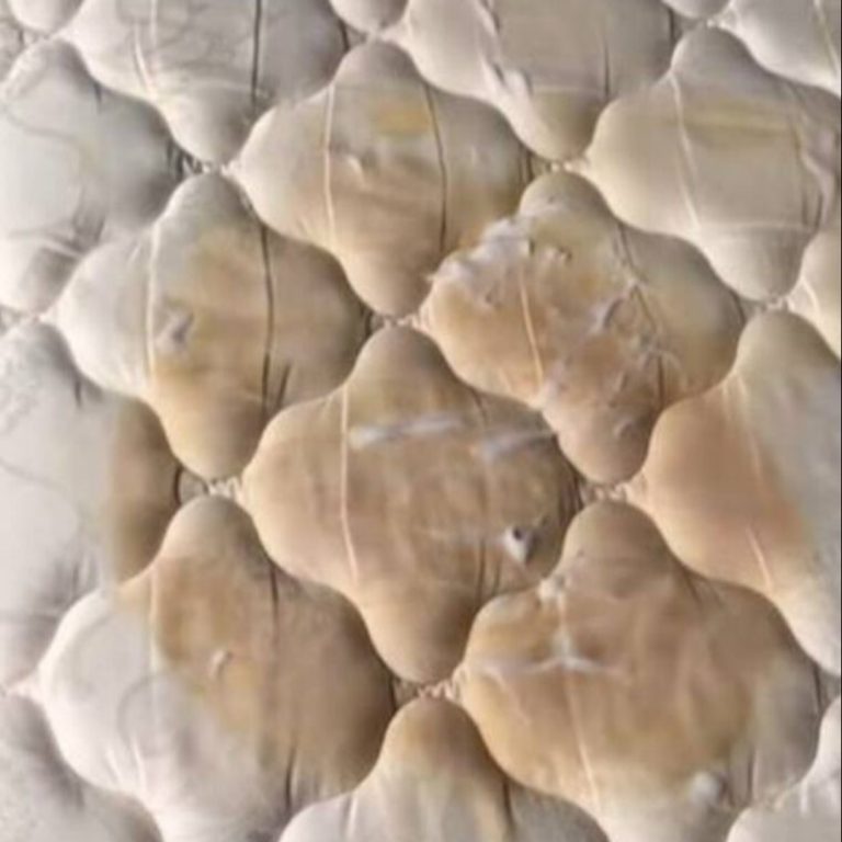 Jak usunąć plamy z moczu i potu z materaca