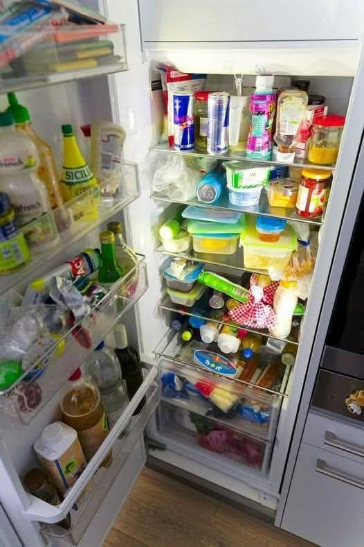 Nie umieszczaj ciężkich przedmiotów na drzwiach lodówki.