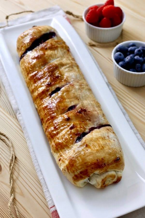 Bułka z jabłkiem i jagodami: przepis na deser, który zadowoli każdego