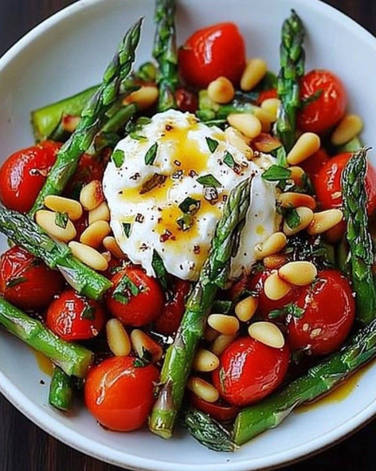 Sałatka ze szparagów i pomidorów, burrata i orzeszki piniowe