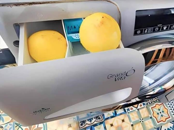 WRZUĆ 2 CYTRYNY DO BĘBNA PRALKI: NIGDY NIE MIAŁEŚ TAKIEGO PRANIA