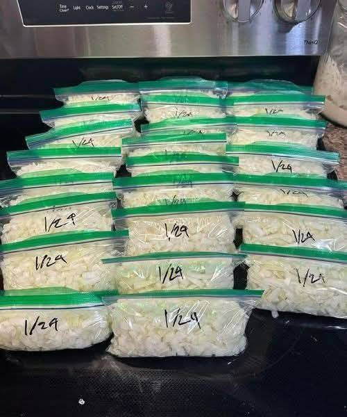 Wiele osób wkłada cebulę do zamrażarki i nie wiesz dlaczego, powód cię zaskoczy