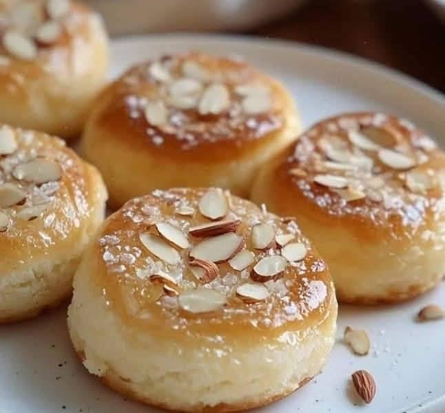 Tort migdałowy z lukrem Miękki i pachnący przysmak