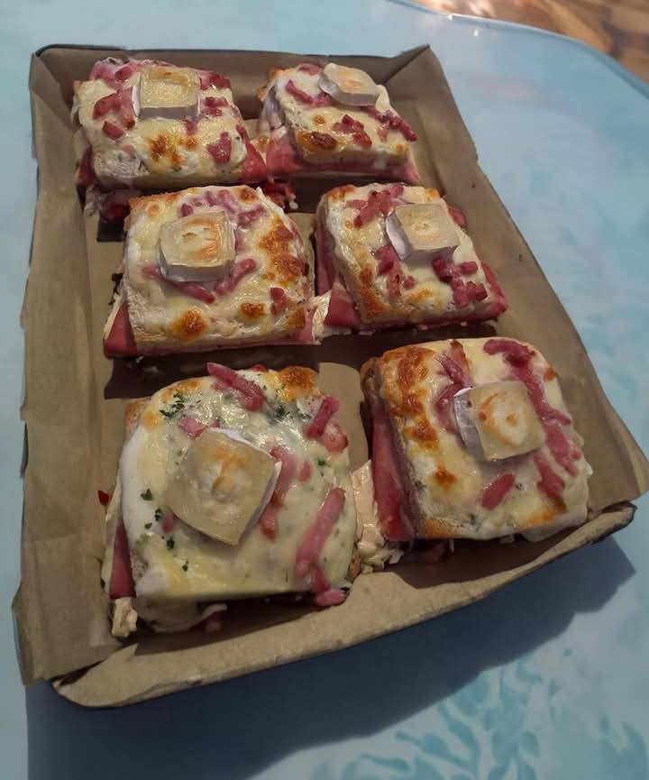 Croque-Monsieur w nowej odsłonie z serem kozim i boczkiem