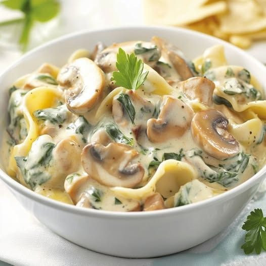Makaron ze szpinakiem i pieczarkami