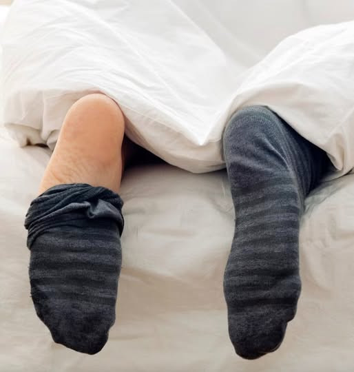 Spanie w skarpetkach: zły nawyk czy realna korzyść dla zdrowia?