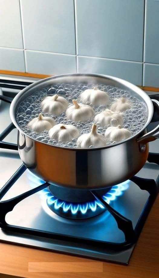 Zagotuj 5 ząbków czosnku w rondlu: to rozwiązuje dobrze znany problem