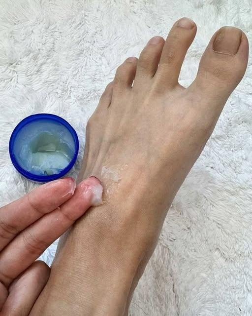 Przed pójściem spać nakłada na stopy maść Vicks VapoRub z pewnego sprytnego powodu