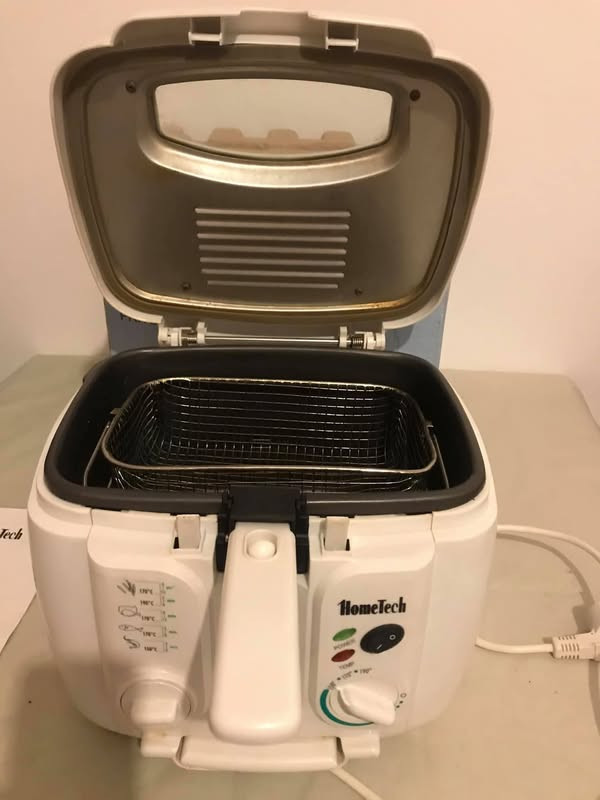 Bardzo brudna frytkownica: Jak ją odtłuścić w 5 minut