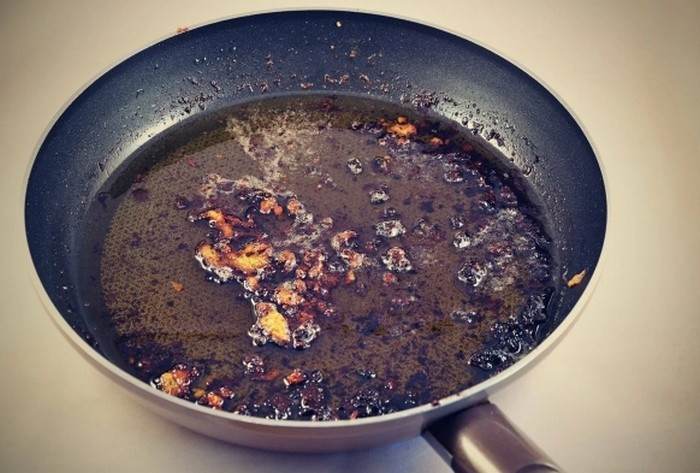 Nie czyszczę już tłustych patelni po smażeniu mięsa, ryb lub kurczaka. Teraz pozostają czyste bez wysiłku