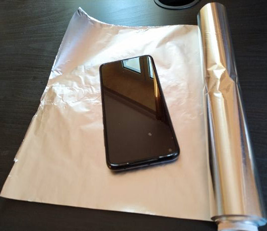 Dlaczego wiele osób owija swoje telefony folią aluminiową?