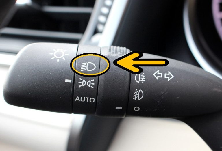 Dźwignia zmiany świateł w samochodzie skrywa tajemnicę, o której wie niewiele osób