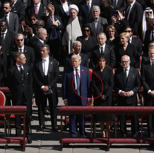 Co oznaczał niebieski garnitur Donalda Trumpa na pogrzebie papieża Franciszka, będący naruszeniem zasad Watykanu?