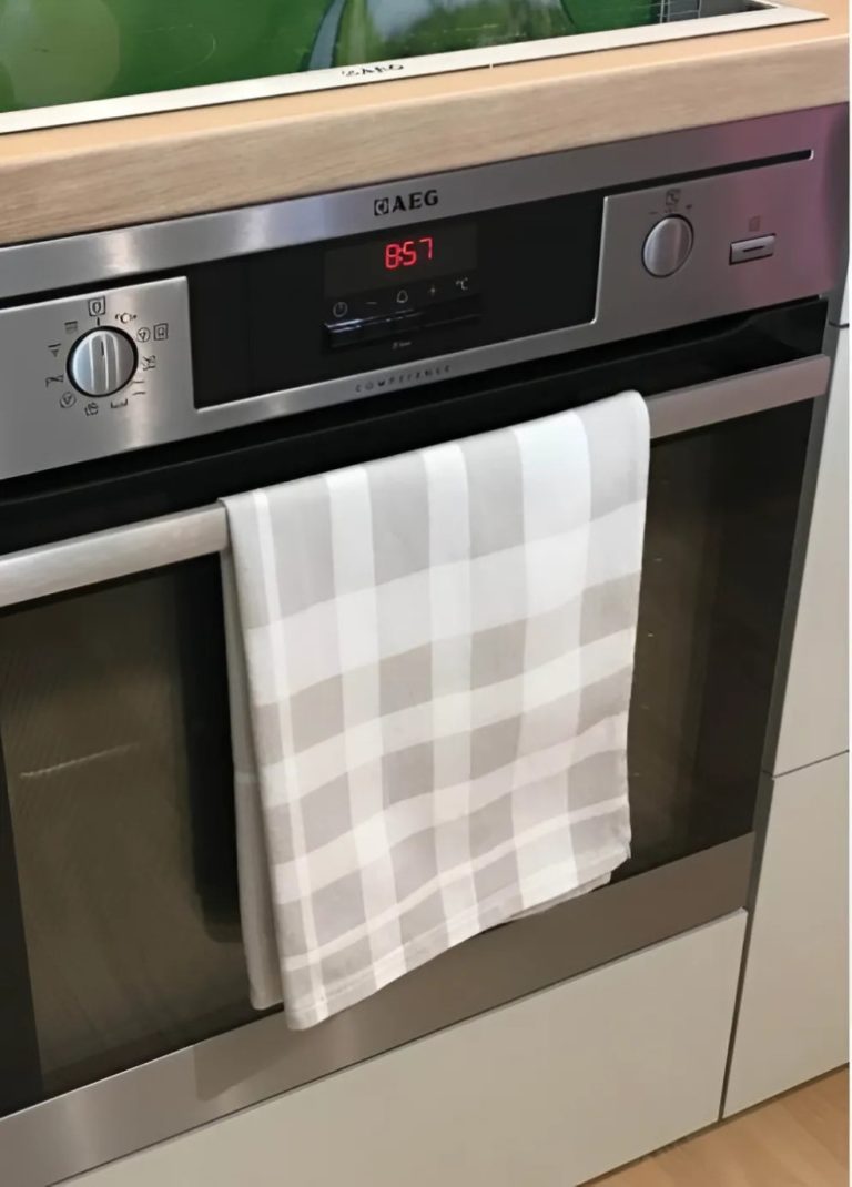 Dowiedz się, dlaczego wieszanie ściereczki kuchennej na drzwiach piekarnika może stanowić zagrożenie dla bezpieczeństwa.