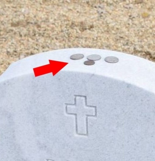 Monety pozostawione na nagrobku: co oznaczają?
