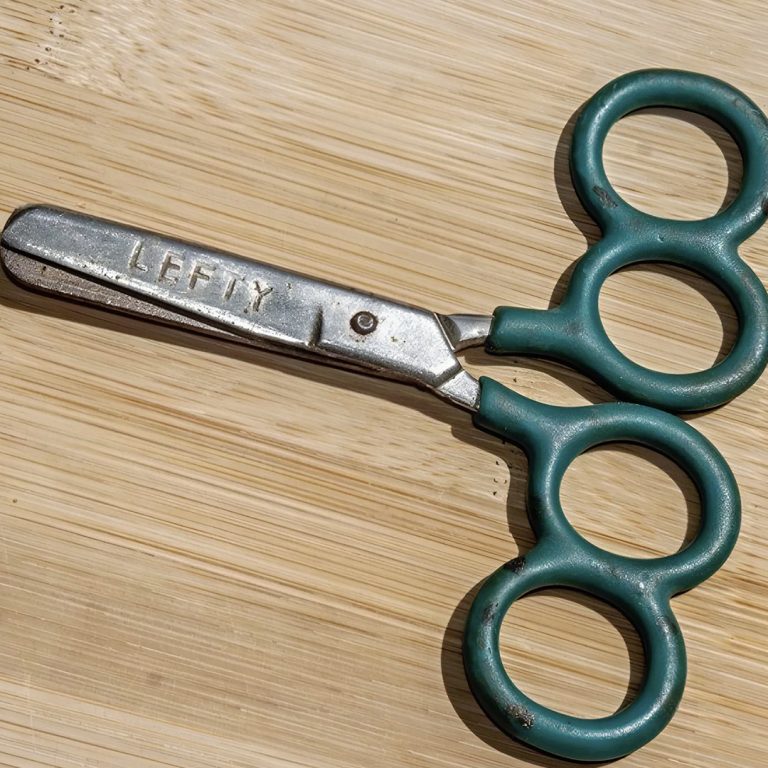 Mój przyjaciel dostał w prezencie parę niesamowitych nożyczek z czterema otworami... Ale do czego mogą służyć?