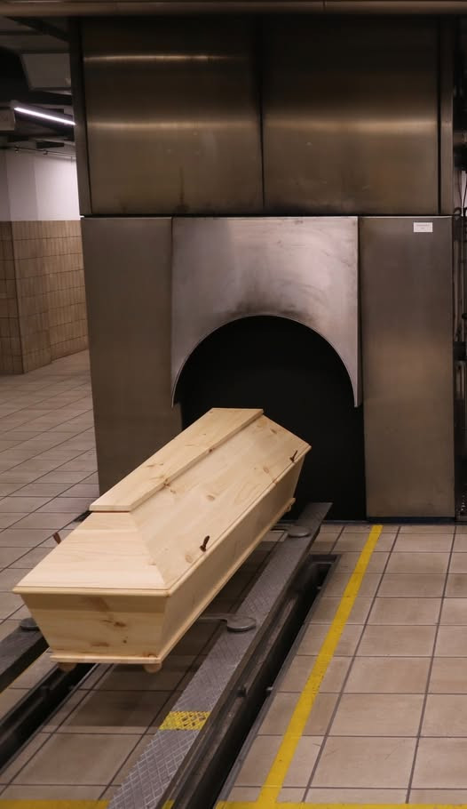 Oto co naprawdę dzieje się z trumną w krematorium