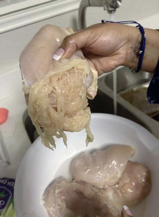 Zdumiona matka odkrywa dziwne zjawisko podczas czyszczenia mięsa na obiad