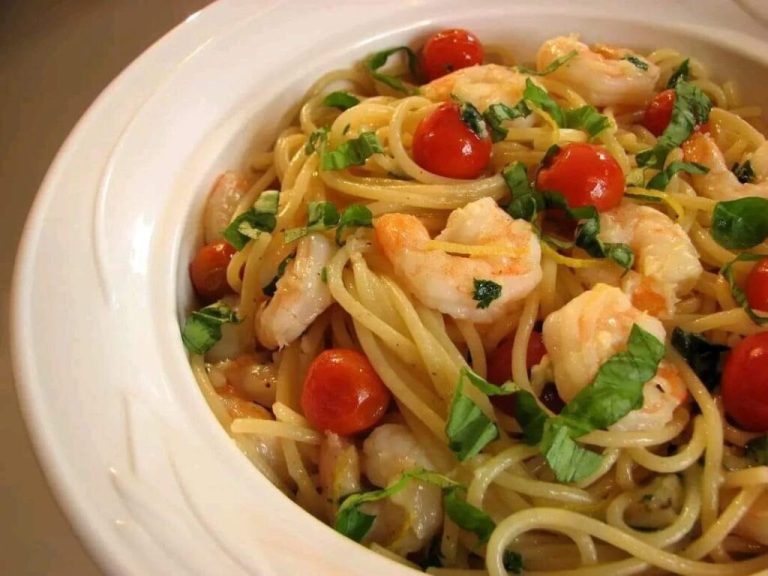 Spaghetti z krewetkami, pomidorami, czosnkiem, cytryną i bazylią