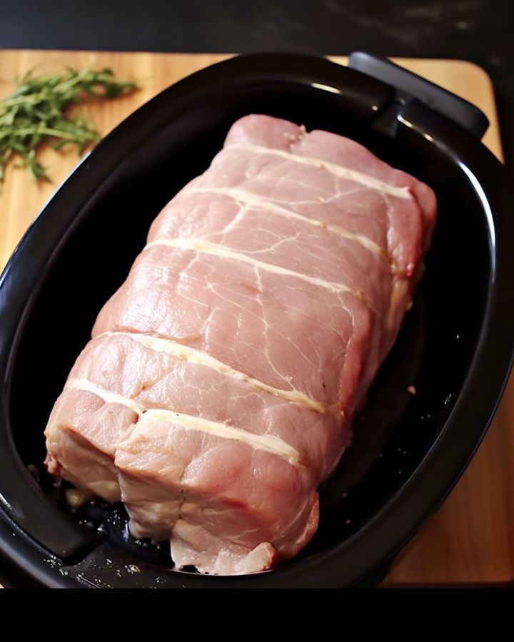 Włóż polędwicę wieprzową i jabłka do wolnowaru, aby uzyskać rozpływającą się w ustach potrawę