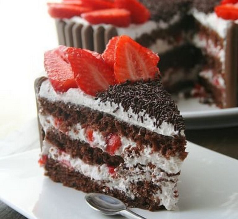 Ciasto czekoladowe z ganache truskawkowym