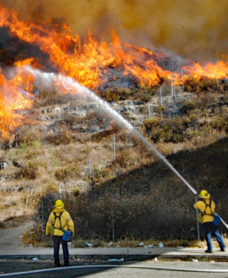 Pożar w Eaton szaleje w Pasadenie: Mieszkańcy w chaosie, gdy ratownicy walczą z pożarem