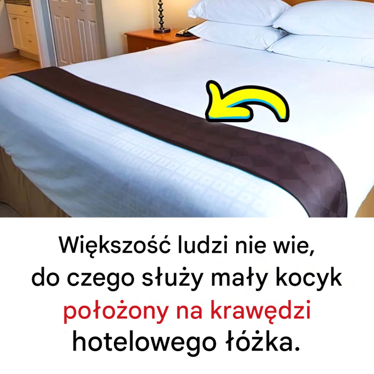 Do czego służy mały kocyk położony na krawędzi hotelowego łóżka?
