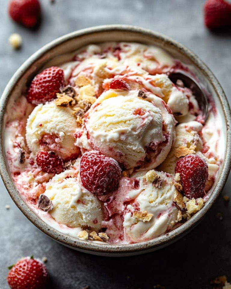 Oto przepis na **Lody o smaku ciasta truskawkowego bez użycia maszynki do lodów**,