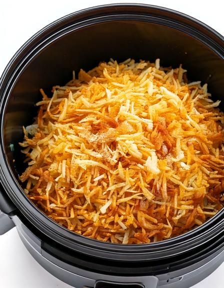 Włóż zamrożone ziemniaki do wolnowaru z 4 dodatkowymi składnikami. Rezultatem jest najbardziej kremowa zupa, jaką kiedykolwiek spróbujesz