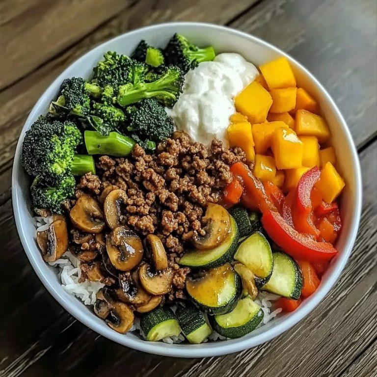 Miska ryżu z mielonym mięsem i smażonymi warzywami