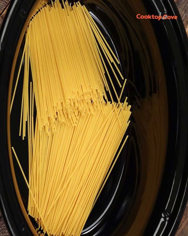 Rozdrobnij makaron w wolnowarze i w 5 prostych krokach przygotuj posiłek, który pochłonie całą rodzinę