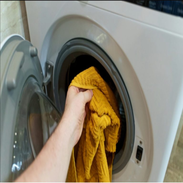 Dodaj TO do prania i zrezygnuj z prasowania: Ta niezwykła SZTUCZKA świetnie sprawdza się zarówno w przypadku ubrań, jak i zasłon!