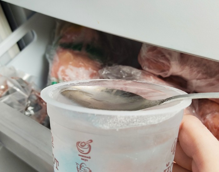 Sąsiadka opowiedziała mi, dlaczego zawsze trzyma łyżkę w zamrażarce i jak żyłam bez niej przez 50 lat