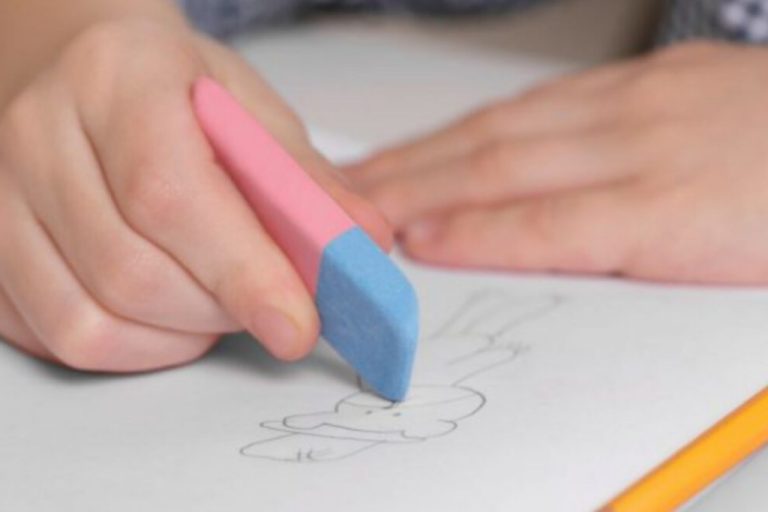 (W końcu) wiemy, do czego służy niebieska część gumki!