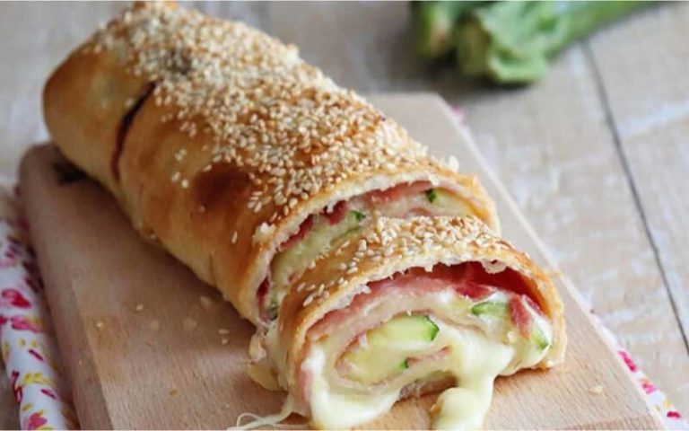 Ciasto francuskie z cukinii, mozzarellą i szynką