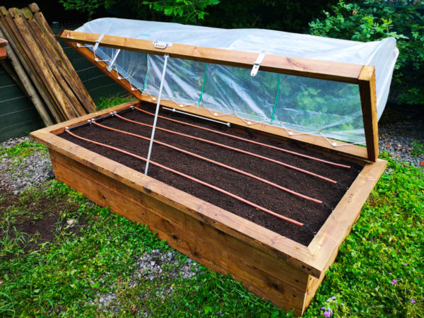Budowa składanej szklarni do podniesionego ogrodu warzywnego: praktyczna, ekonomiczna i niezwykle wydajna