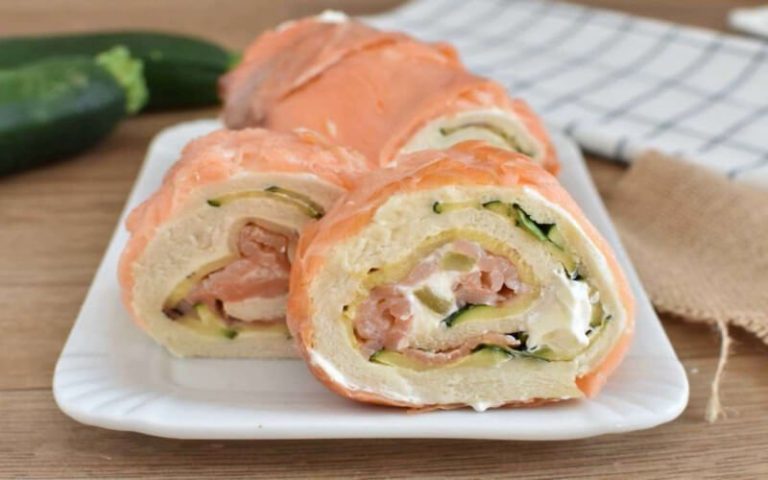 Rolada z cukinii i łososia z serem Philadelphia
