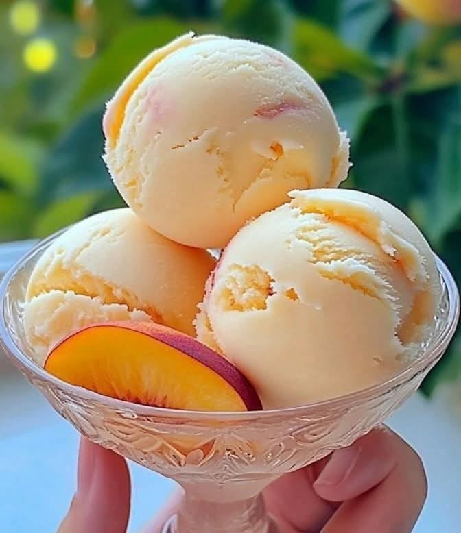 Lody waniliowe ze świeżymi brzoskwiniami. Słodkie lato w każdej gałce.