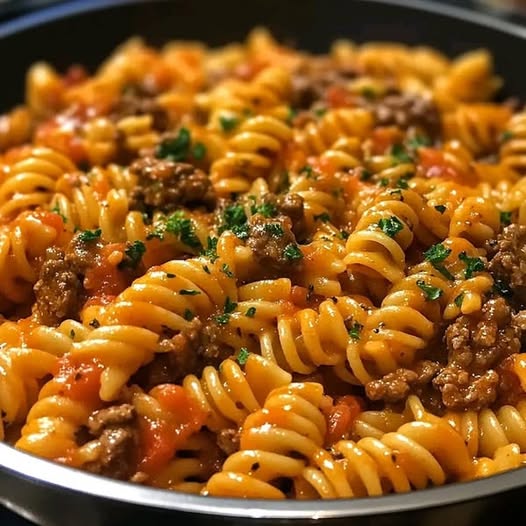 Jednogarnkowy kremowy makaron z wołowiną i pomidorami