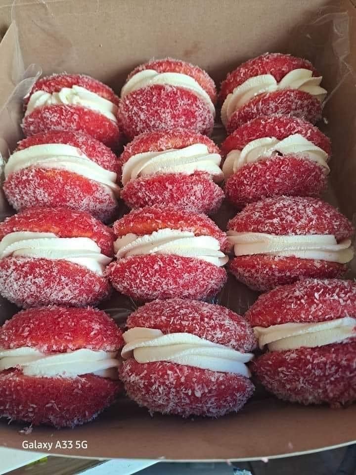 Czerwona Rewolucja w Twojej Kuchni! Ten „Elegancki Biszkopt” Z Czerwonym Lukrem i Sekretnym Syropem Zachwyci Każdego – Prosty Przepis na Mistrzowski Deser!