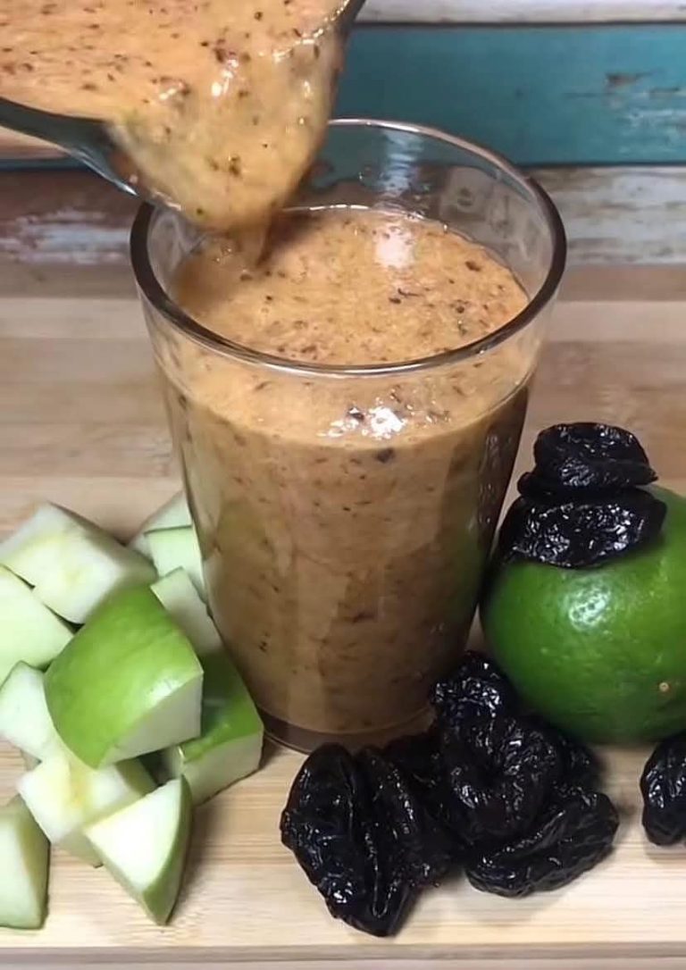 Eliksir Zdrowia na Wyciągnięcie Ręki! Zielone Jabłko, Suszone Śliwki i Sok z Cytryny: Naturalna Pomoc w Trawieniu, Detoksykacji i Odporności – Przepis na Energię i Lepsze Samopoczucie!