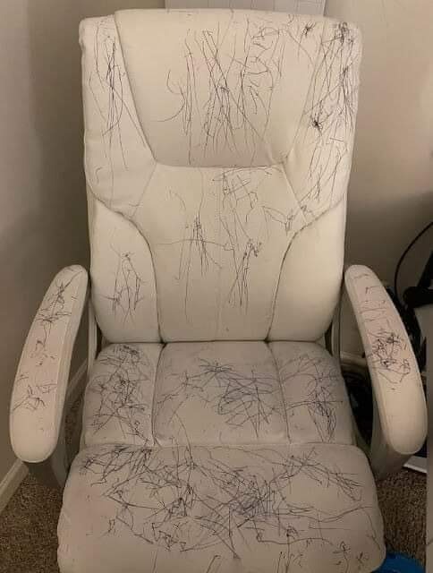 Koniec z Bazgrołami! Jak Usunąć Ślady Długopisu z Białych Mebli Biurowych: Proste Rozwiązania dla Zapracowanych Rodziców – Ocal Swoje Meblami Bez Wysiłku!