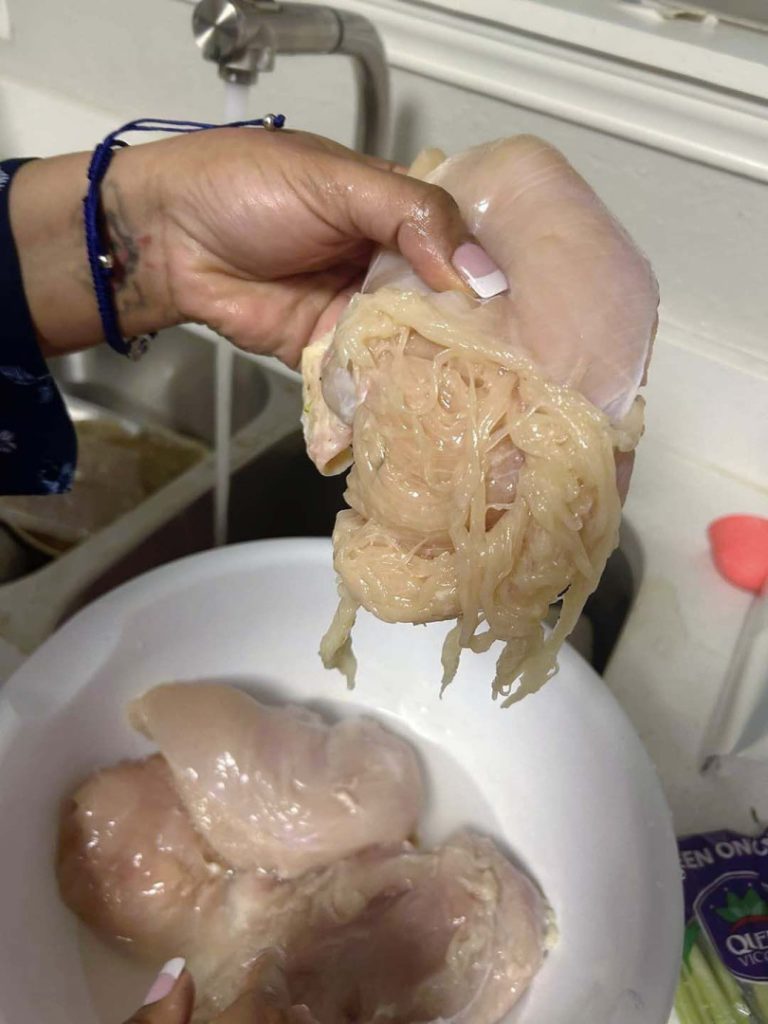 Szokujące Odkrycie w Kuchni! Mama Udostępniła Zdjęcie Piersi Kurczaka Zamieniającej się w Spaghetti – Czy Wiesz, Co To Oznacza dla Twojego Zdrowia? Musisz To Zobaczyć!