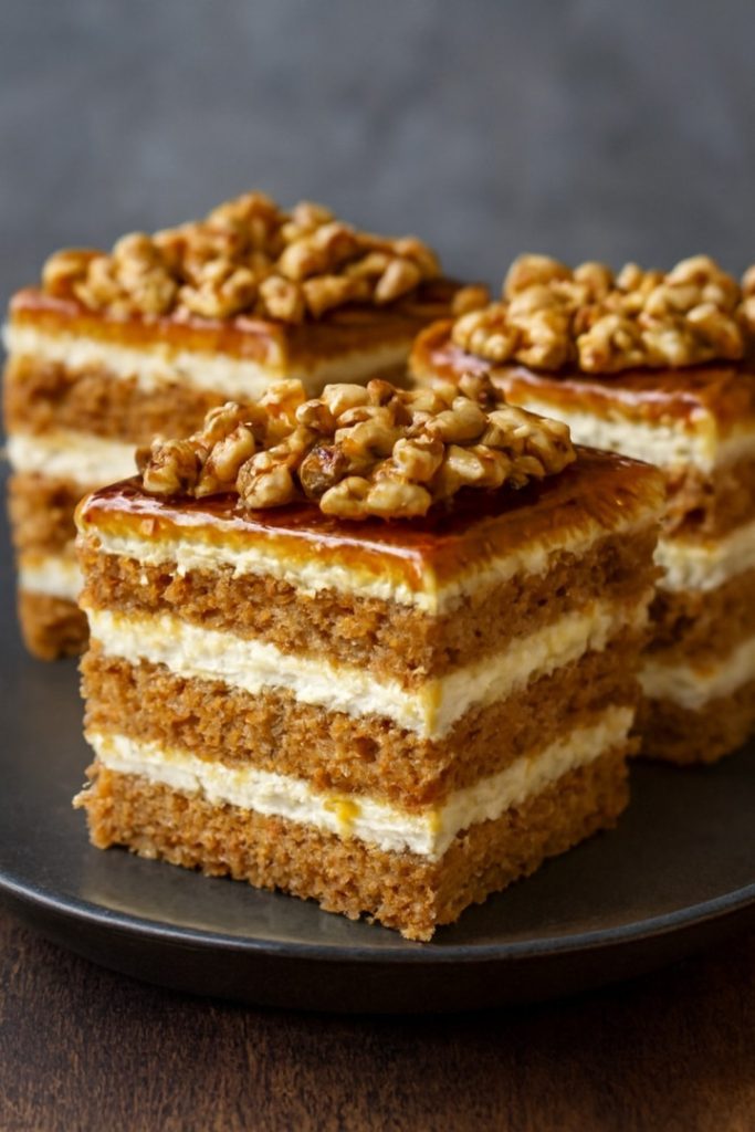 Miodownik z kremem budyniowym i karmelizowanymi orzechami w miodzie